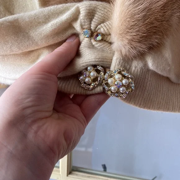 Vintage Cashmere Cardigan with Removable Fur Collar. - Picture 4 of 9